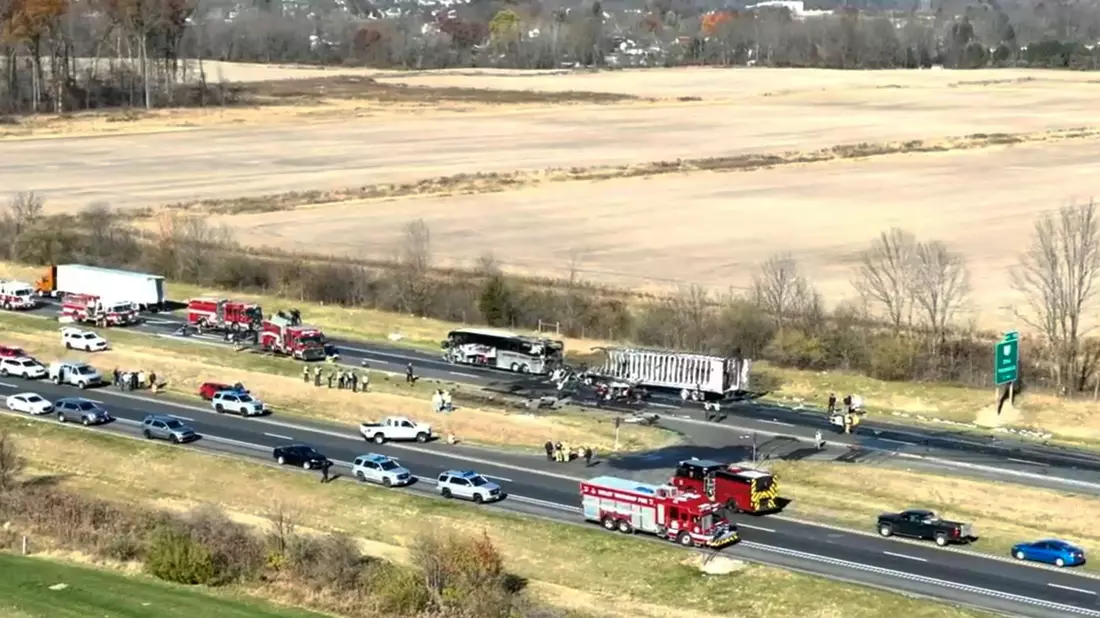 Rettungskräfte arbeiten am Unfallort auf der Interstate 70. - Bild: Uncredited/WSYX/WTTE/AP/dpa
