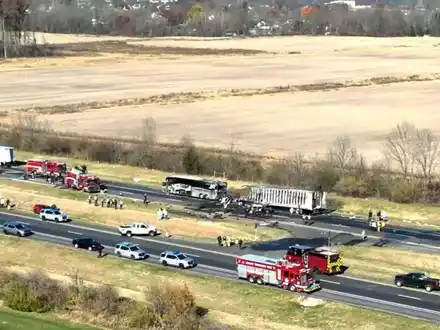 Rettungskräfte arbeiten am Unfallort auf der Interstate 70. - Foto: Uncredited/WSYX/WTTE/AP/dpa