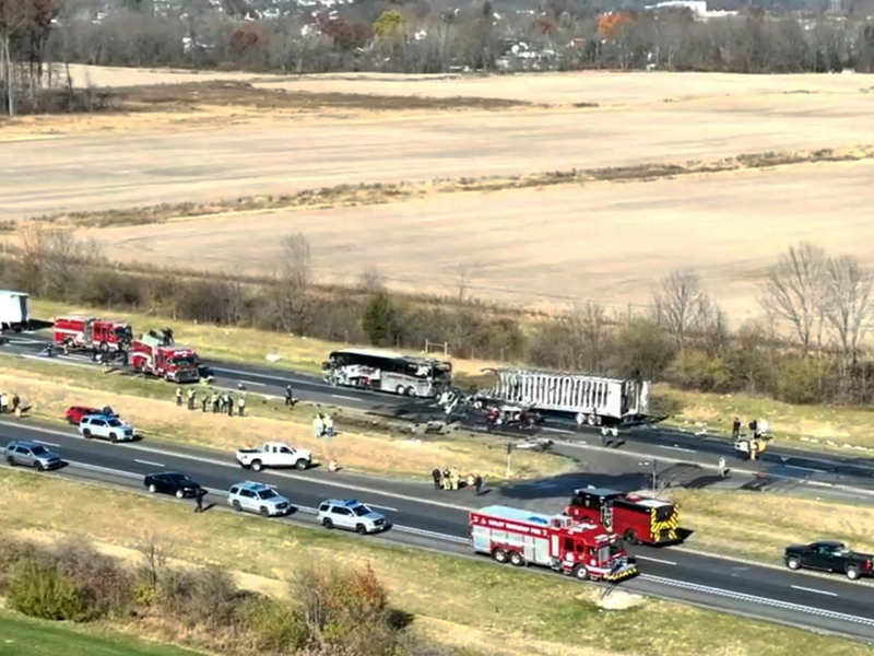 Rettungskräfte arbeiten am Unfallort auf der Interstate 70. - Foto: Uncredited/WSYX/WTTE/AP/dpa