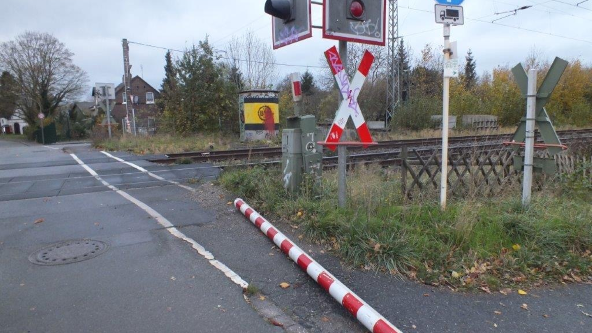 BPOL NRW: PKW fährt Schrankenbaum ab - Bundespolizei ermittelt - Foto: presseportal.de