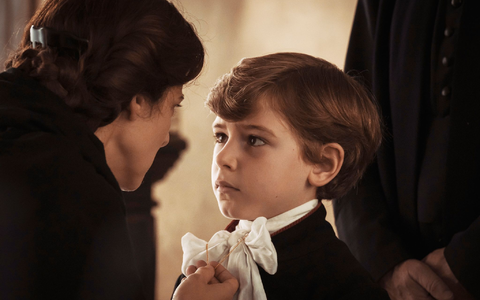 Enea Sala als der junge Edgardo Mortara und Barbara Ronchi als seine Mutter Marianna. - Foto: Anna Camerlingo/Pandora Filmverleih/dpa