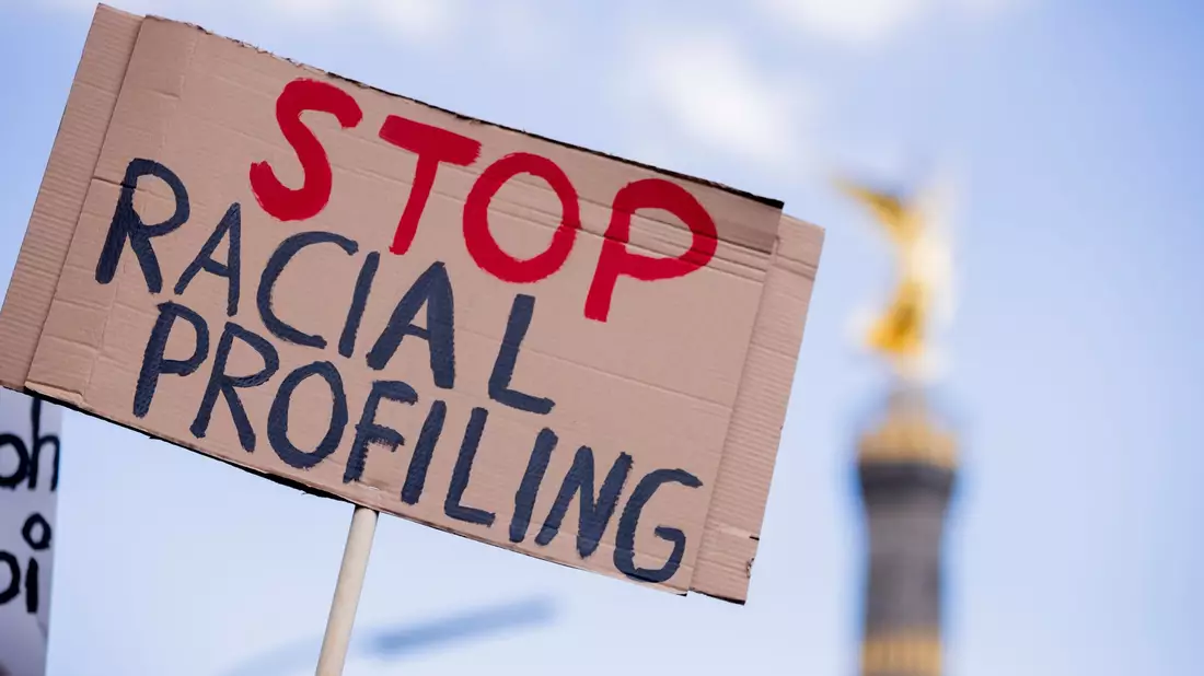 «Stop racial Profiling» steht bei einer Demonstration unter dem Motto «Deutschland hat ein #Rassismusproblem - Aktionswochenende gegen Polizeigewalt» auf einem Schild. - Bild: Christoph Soeder/dpa