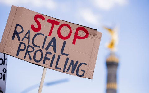 «Stop racial Profiling» steht bei einer Demonstration unter dem Motto «Deutschland hat ein #Rassismusproblem - Aktionswochenende gegen Polizeigewalt» auf einem Schild. - Foto: Christoph Soeder/dpa