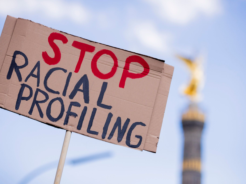 «Stop racial Profiling» steht bei einer Demonstration unter dem Motto «Deutschland hat ein #Rassismusproblem - Aktionswochenende gegen Polizeigewalt» auf einem Schild. - Foto: Christoph Soeder/dpa