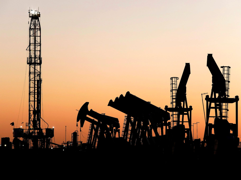 Eine Ölbohrplattform steht am Ende einer Reihe von Pumpen in Odessa (USA). - Foto: Eli Hartman/Odessa American/AP/dpa