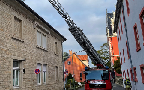 POL-ST: Kreis Steinfurt, Greven, Einbruchschutz zum Anfassen: Tipps am Infostand, Bürger berichtet von der Umrüstung seiner Fenster - Foto: presseportal.de