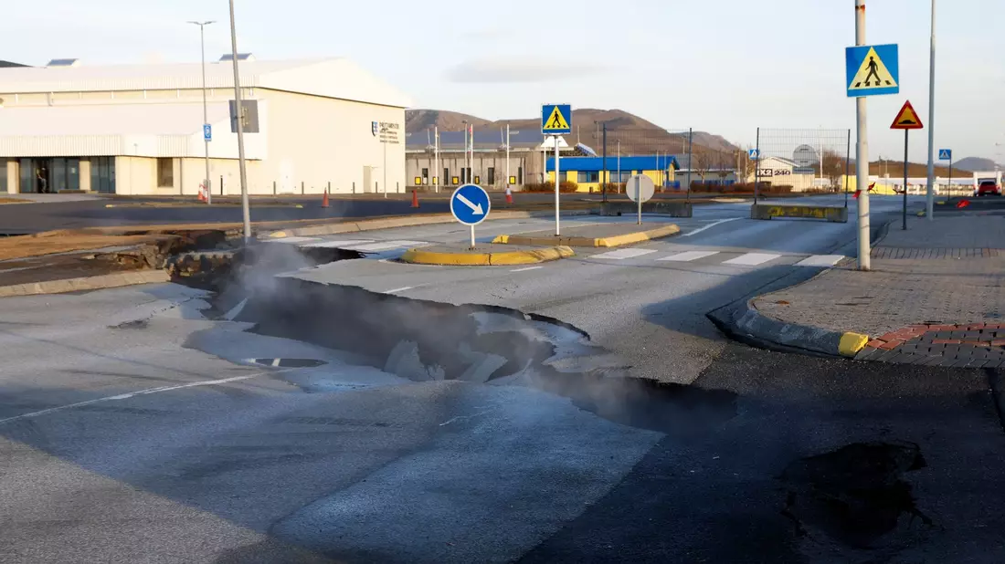 Schon vor zwei Tagen stieg Dampf aus einer Spalte in einer Straße im isländischen Grindavik auf. - Bild: Brynjar Gunnarsson/AP/dpa