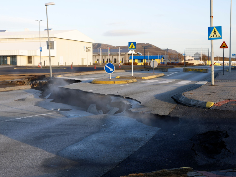 Schon vor zwei Tagen stieg Dampf aus einer Spalte in einer Straße im isländischen Grindavik auf. - Foto: Brynjar Gunnarsson/AP/dpa