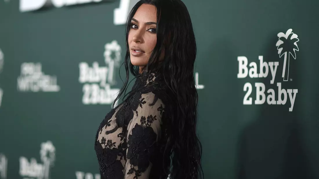 Kim Kardashian möchte ihren Aufschlag verbessern. - Bild: Richard Shotwell/Invision/AP/dpa