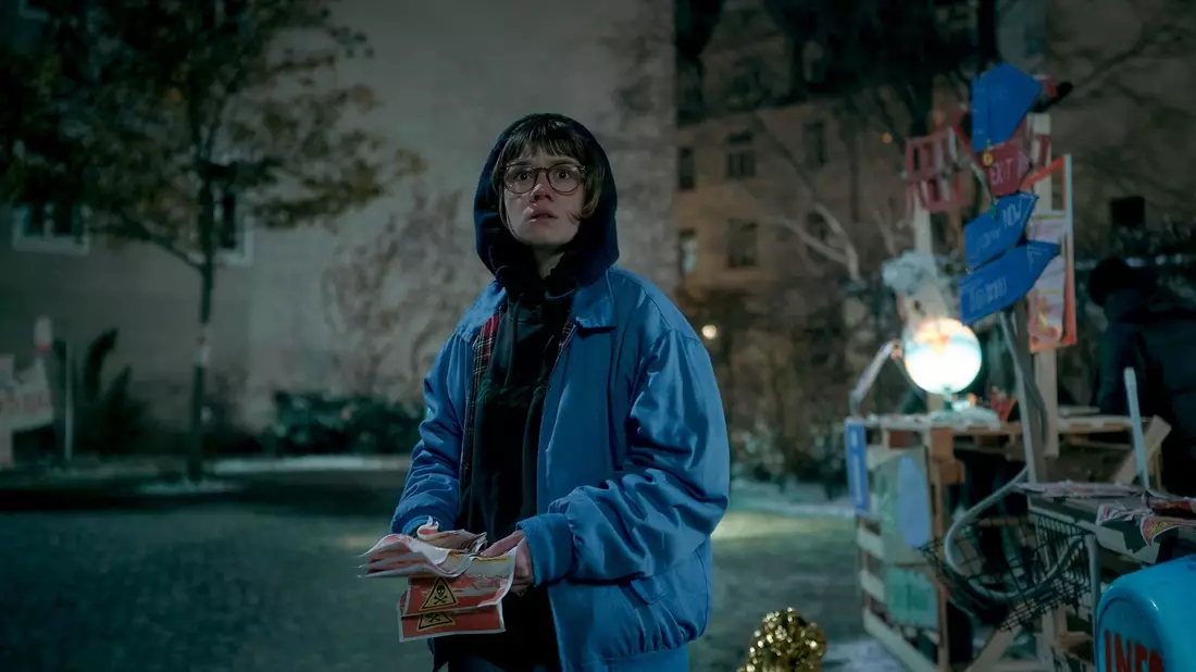 Luise Kogan (Lea Drinda) verteilt Flyer
in einer Szene der Serie «Wer wir sind». - Bild: Felix Abraham/MDR/VIAFILM/ARD/dpa