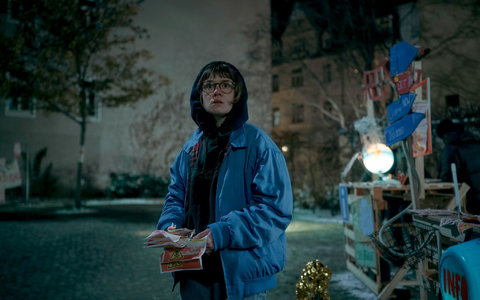 Luise Kogan (Lea Drinda) verteilt Flyer
in einer Szene der Serie «Wer wir sind». - Foto: Felix Abraham/MDR/VIAFILM/ARD/dpa