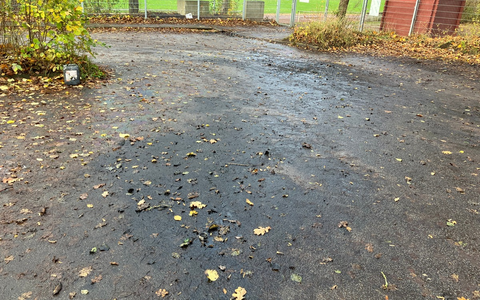 POL-HL: HL-Moisling / Unbekannte entleeren Ölkanister auf einem Parkplatz - Foto: presseportal.de