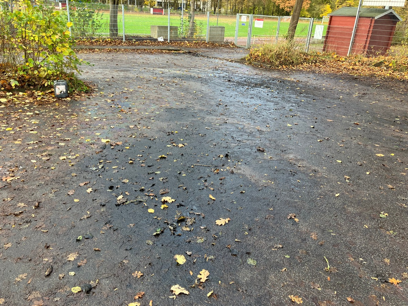 POL-HL: HL-Moisling / Unbekannte entleeren Ölkanister auf einem Parkplatz - Foto: presseportal.de