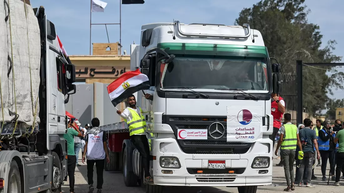 Lastwagen eines Hilfskonvois am Grenzübergang Rafah. Erstmals ist auch ein Tankwagen mit Treibstoff in den Gazastreifen eingefahren. (Symbolbild) - Bild: Sayed Hassan/dpa