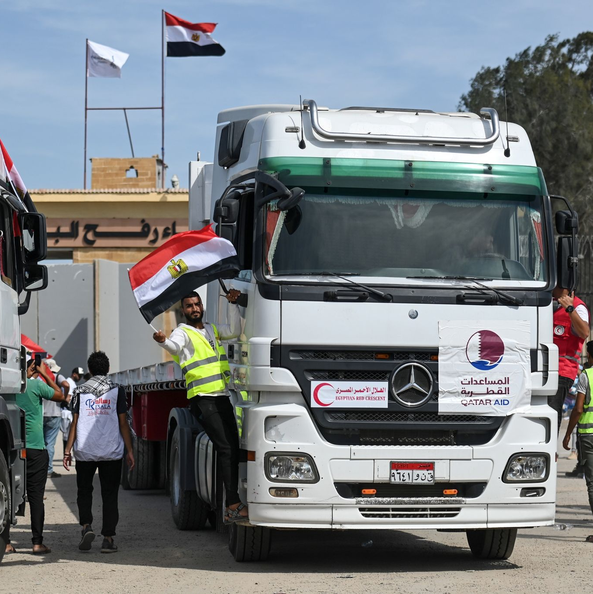 Lastwagen eines Hilfskonvois am Grenzübergang Rafah. Erstmals ist auch ein Tankwagen mit Treibstoff in den Gazastreifen eingefahren. (Symbolbild) - Foto: Sayed Hassan/dpa