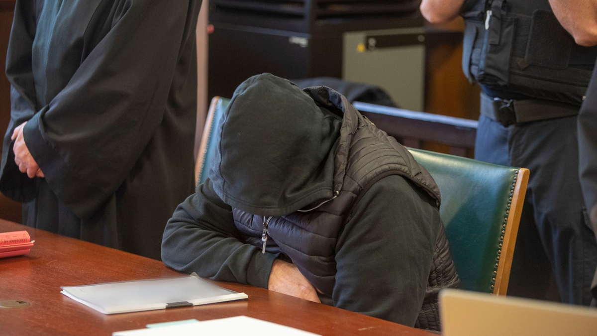 Der 62 Jahre alte Angeklagte sitzt vor seinen Verteidigern im Gerichtssaal. - Foto: Helmut Fricke/dpa