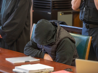 Der 62 Jahre alte Angeklagte sitzt vor seinen Verteidigern im Gerichtssaal. - Foto: Helmut Fricke/dpa