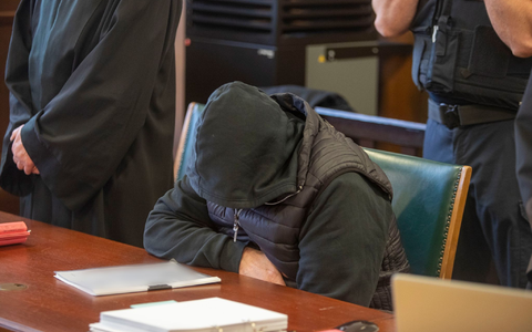 Der 62 Jahre alte Angeklagte sitzt vor seinen Verteidigern im Gerichtssaal. - Foto: Helmut Fricke/dpa