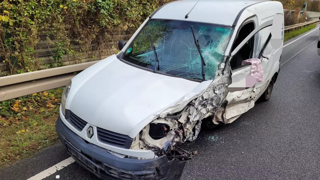 POL-NI: Schwerer Verkehrsunfall auf der B6 / Lemker Berg mit drei beteiligten Pkw und drei verletzten Personen - Bild: presseportal.de