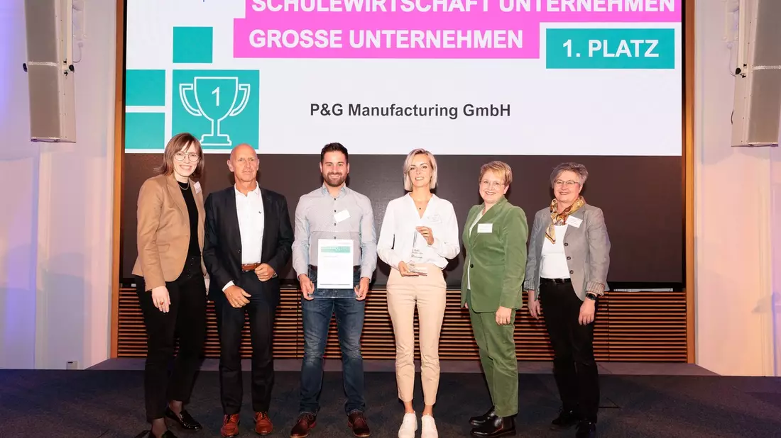 Staatssekretär Michael Kellner verleiht den SCHULEWIRTSCHAFT-Preis 2023 an das Braun-Werk Walldürn - Bild: presseportal.de