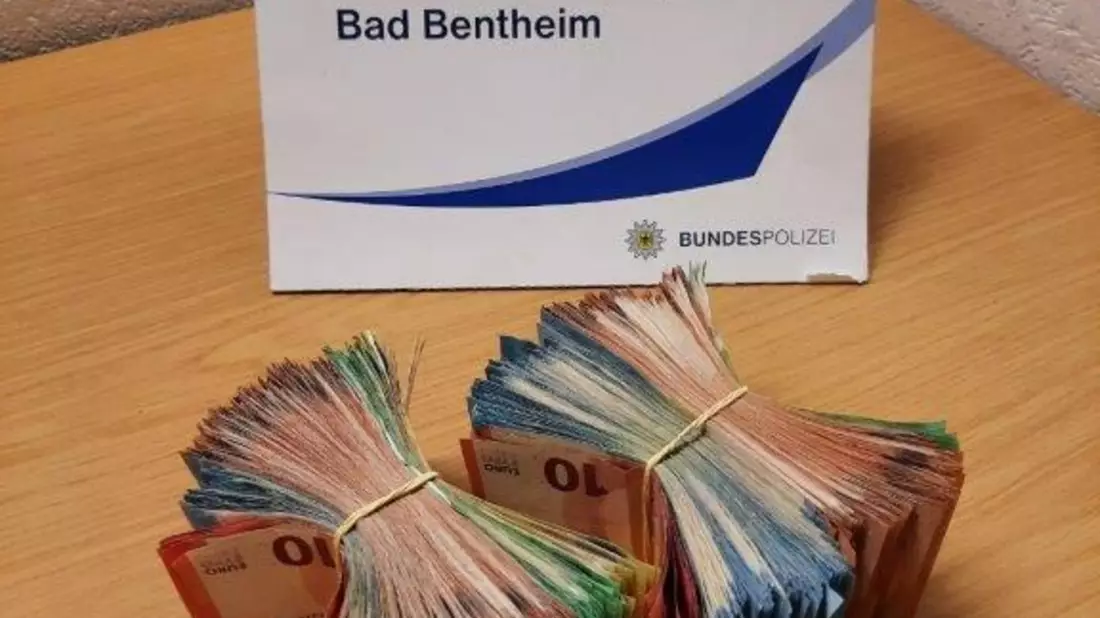 BPOL-BadBentheim: Rund 30.000 Euro Bargeld auf der Rücksitzbank / Clearingverfahren wegen Verdachts der Geldwäsche eingeleitet - Bild: presseportal.de