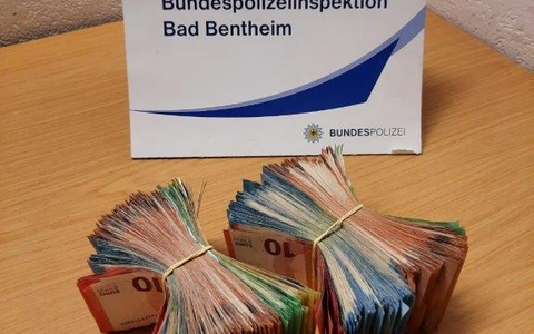 BPOL-BadBentheim: Rund 30.000 Euro Bargeld auf der Rücksitzbank / Clearingverfahren wegen Verdachts der Geldwäsche eingeleitet - Foto: presseportal.de