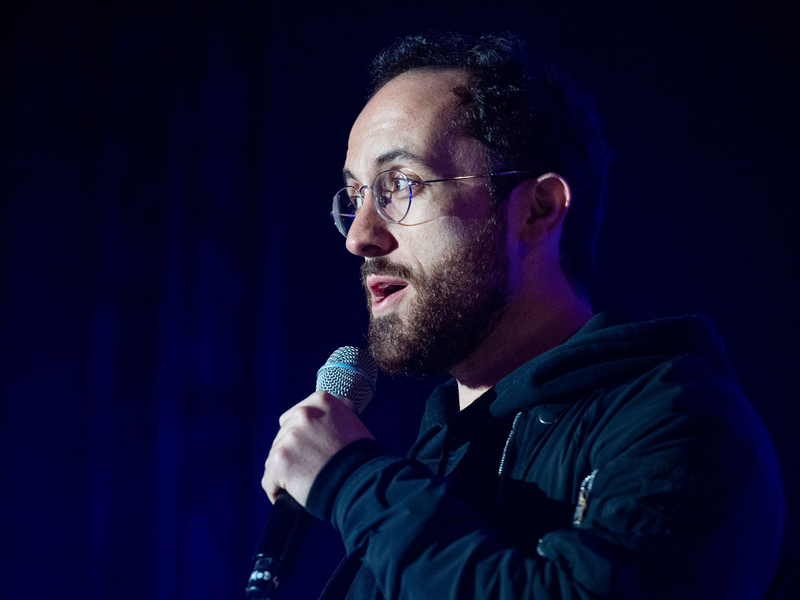 Der Pianist Igor Levit spricht beim «Berlin Climate Aid»-Konzert am Brandenburger Tor. - Foto: Christophe Gateau/dpa