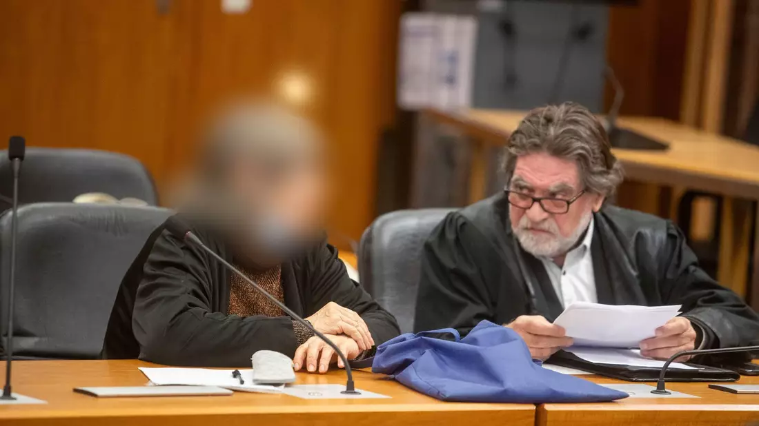 Die mutmaßliche Sektenführerin neben ihrem Verteidiger im Landgericht Frankfurt. - Bild: Helmut Fricke/dpa