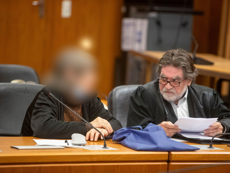 Die mutmaßliche Sektenführerin neben ihrem Verteidiger im Landgericht Frankfurt. - Foto: Helmut Fricke/dpa