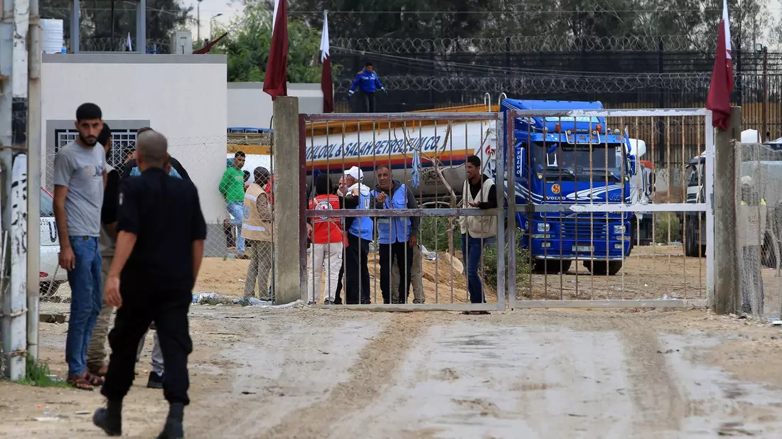Das Hilfswerk der Vereinten Nationen für Palästina-Flüchtlinge im Nahen Osten (UNRWA)  bringt zwei Lastwagen mit Treibstoff über den Al-Masry-Übergang nach Gaza. - Bild: Abed Rahim Khatib/dpa