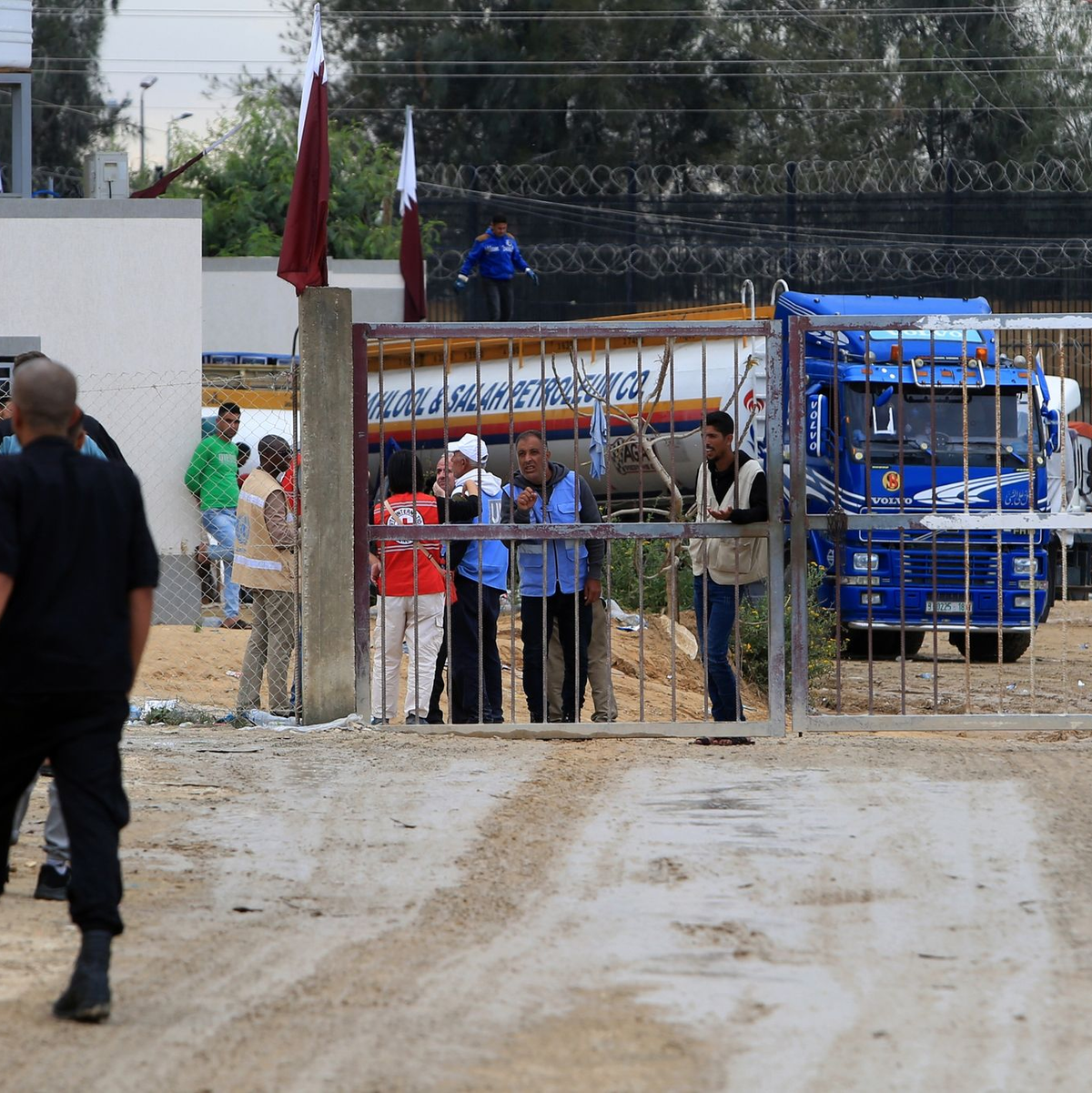 Das Hilfswerk der Vereinten Nationen für Palästina-Flüchtlinge im Nahen Osten (UNRWA)  bringt zwei Lastwagen mit Treibstoff über den Al-Masry-Übergang nach Gaza. - Foto: Abed Rahim Khatib/dpa
