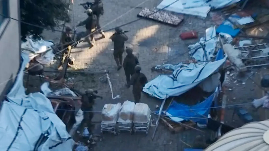 Bild aus einem von den israelischen Verteidigungskräften veröffentlichten Video gehen israelische Soldaten in der Nähe des Schifa-Krankenhauses in Gaza-Stadt. - Bild: Israel Defense Forces/IDF/AP/dpa