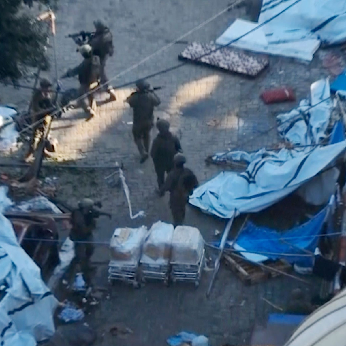 Bild aus einem von den israelischen Verteidigungskräften veröffentlichten Video gehen israelische Soldaten in der Nähe des Schifa-Krankenhauses in Gaza-Stadt. - Foto: Israel Defense Forces/IDF/AP/dpa