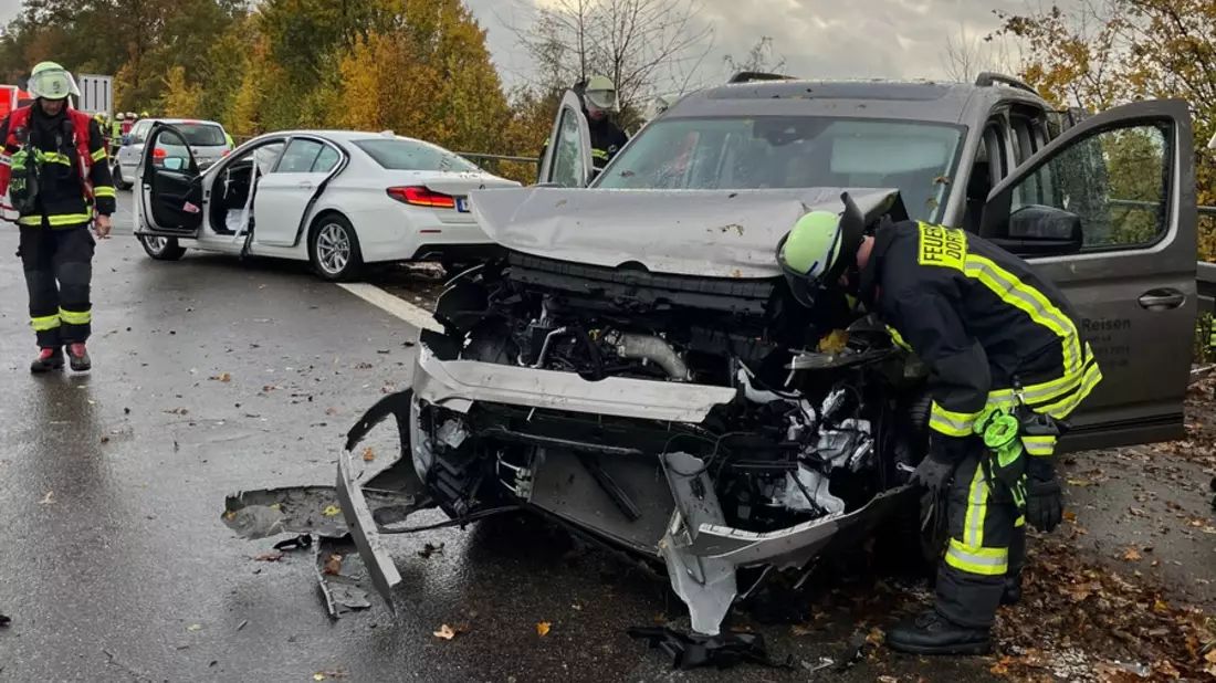 FW-DO: 15.11.2023 - Verkehrsunfall auf der A45 Zwei PKW nach Unfall auf dem Mehrzweckstreifen - Bild: presseportal.de