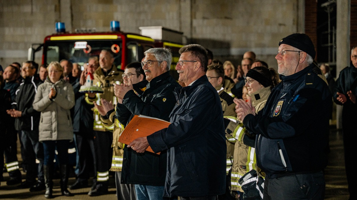 FW Bremerhaven: Freiwillige Feuerwehr Bremerhaven-Wulsdorf feiert Richtfest - Foto: presseportal.de