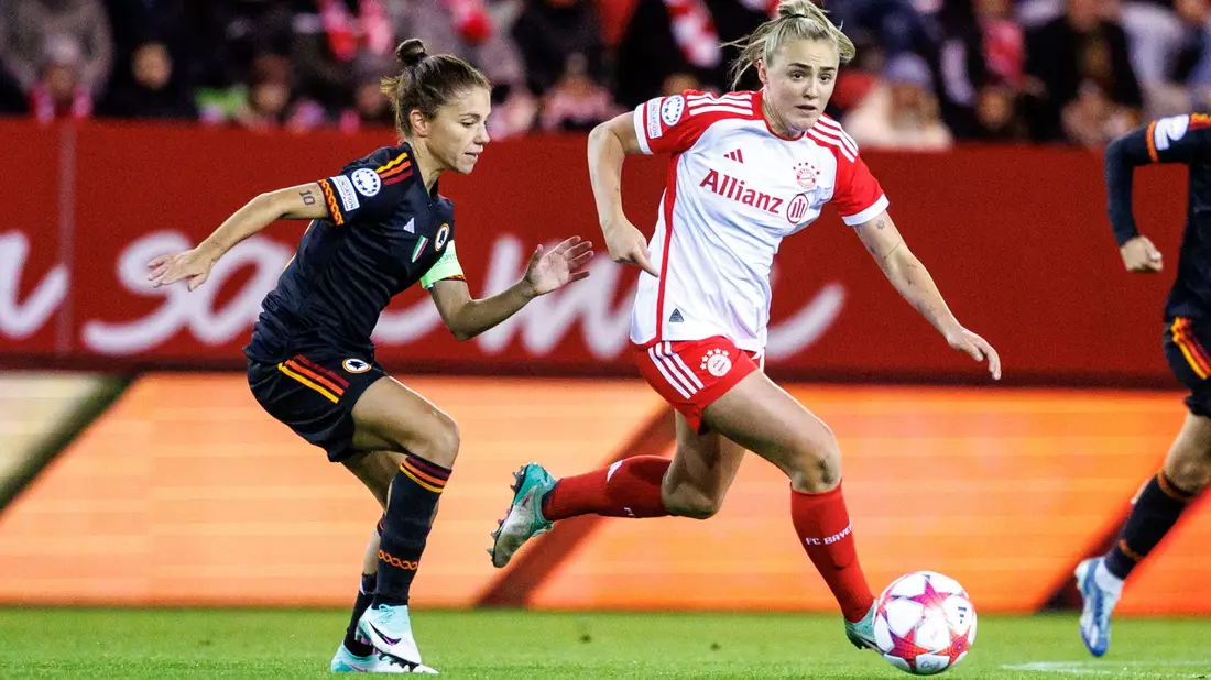 Die Bayern-Frauen um Georgia Stanway (r) verspielten gegen die AS Rom eine 2:0-Führung. - Bild: Matthias Balk/dpa
