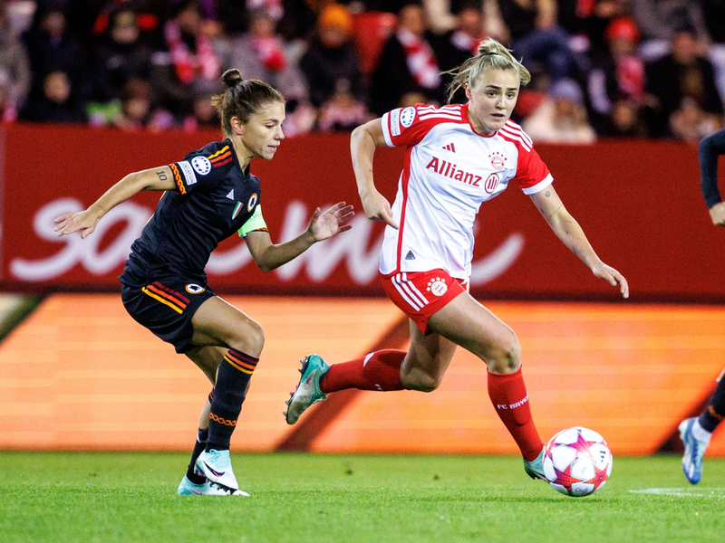 Die Bayern-Frauen um Georgia Stanway (r) verspielten gegen die AS Rom eine 2:0-Führung. - Foto: Matthias Balk/dpa