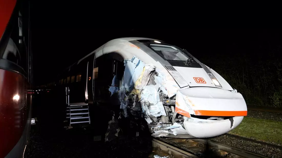 Stark beschädigt stehen eine Regionalbahn und ein ICE auf der Strecke zwischen Hamburg und Bremen. - Bild: Jörn Hüneke/TNN/dpa