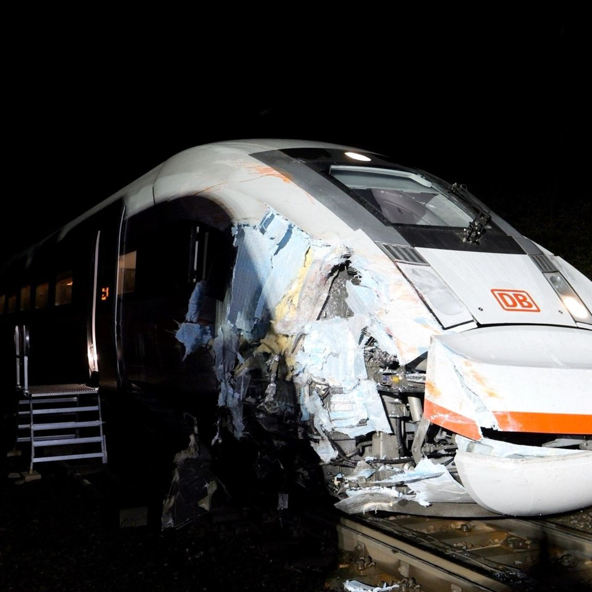 Stark beschädigt stehen eine Regionalbahn und ein ICE auf der Strecke zwischen Hamburg und Bremen. - Foto: Jörn Hüneke/TNN/dpa