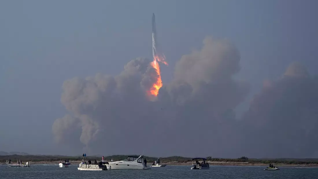 Die Mega-Rakete Starship von SpaceX wird für ihren bevorstehenden Start von der Starbase in Boca Chica, Texas, vorbereitet. - Bild: Eric Gay/AP/dpa