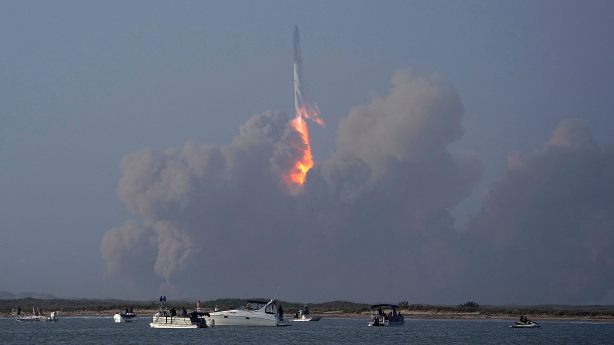 Die Mega-Rakete Starship von SpaceX wird für ihren bevorstehenden Start von der Starbase in Boca Chica, Texas, vorbereitet. - Foto: Eric Gay/AP/dpa