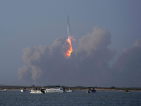 Die Mega-Rakete Starship von SpaceX wird für ihren bevorstehenden Start von der Starbase in Boca Chica, Texas, vorbereitet. - Foto: Eric Gay/AP/dpa