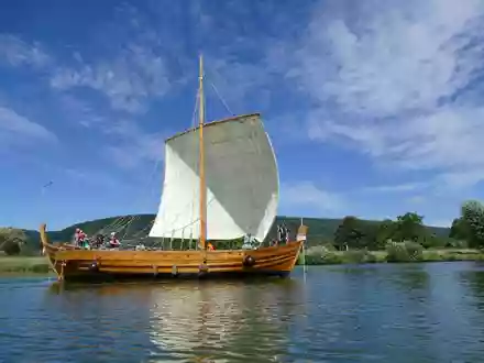 Trierer Forscher sind auf dem originalgetreu nachgebauten römischen Segelfrachter «Bissula» auf der Mosel unterwegs. - Foto: -/Universität Trier/dpa