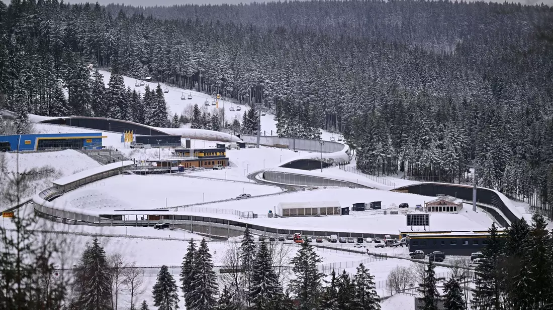 Deutsche Eis-Bahnen wollen sich um die Gastgeber-Rolle für die Winterspiele 2026 bemühen. - Bild: Martin Schutt/dpa