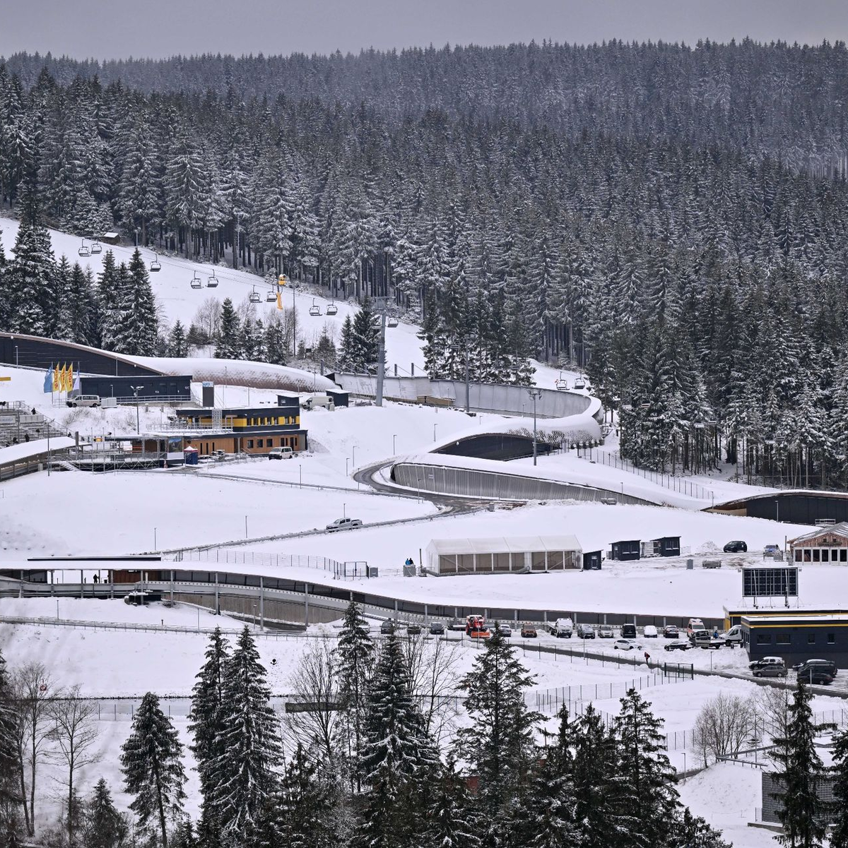Deutsche Eis-Bahnen wollen sich um die Gastgeber-Rolle für die Winterspiele 2026 bemühen. - Foto: Martin Schutt/dpa