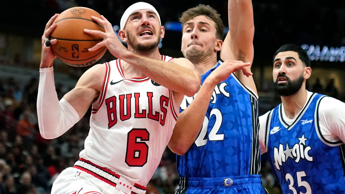 Alex Caruso (l) von den Chicago Bulls zieht zum Korb, während Franz Wagner von den Orlando Magic verteidigt. - Foto: Charles Rex Arbogast/AP