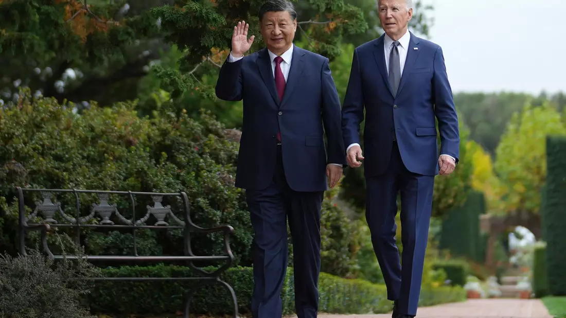 Joe Biden (r), Präsident der USA, und Xi Jinping, Präsident von China, spazieren am Rande des Gipfels der Asiatisch-Pazifischen Wirtschaftsgemeinschaft (APEC) durch die Gärten des Filoli Estate. - Bild: Doug Mills/Pool The New York Times/AP/dpa