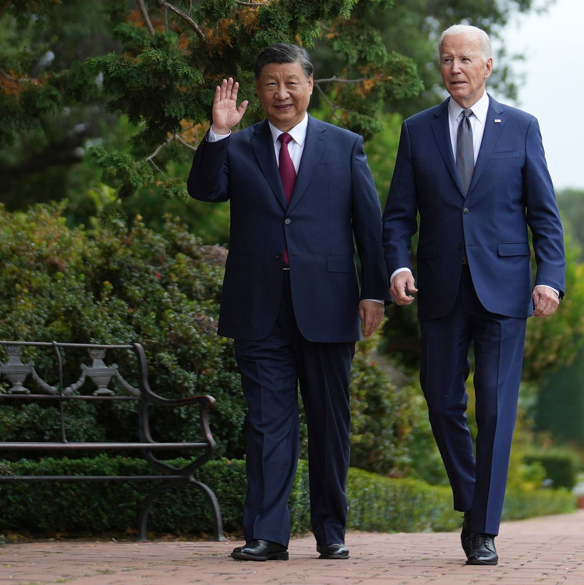 Joe Biden (r), Präsident der USA, und Xi Jinping, Präsident von China, spazieren am Rande des Gipfels der Asiatisch-Pazifischen Wirtschaftsgemeinschaft (APEC) durch die Gärten des Filoli Estate. - Foto: Doug Mills/Pool The New York Times/AP/dpa