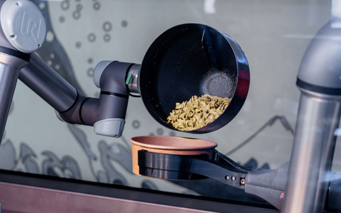 Kochender Roboter bei der Arbeit. - Foto: Markus Scholz/dpa