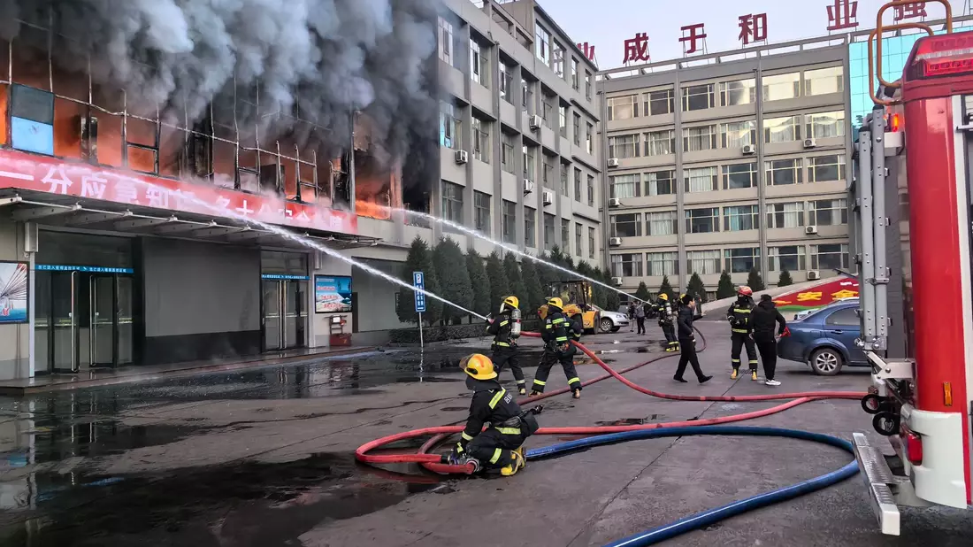 Das verheerende Feuer brach Medienberichten zufolge in den Morgenstunden im zweiten Stock eines fünfstöckigen Gebäudes in der Stadt Lüliang aus. - Bild: XinHua/dpa